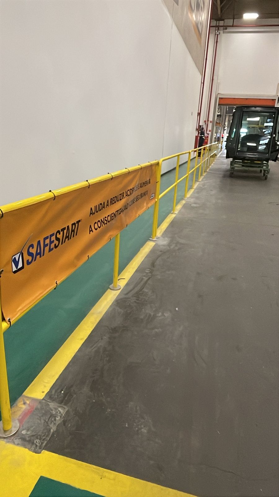 Guarda-corpo industrial amarelo em corredor de fábrica — Serralheria Sorocaba